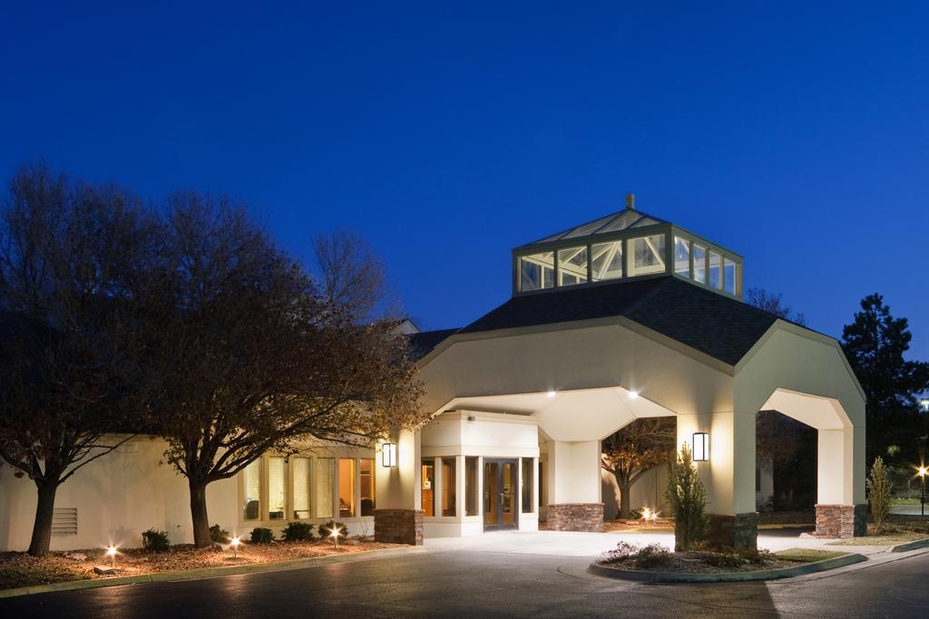 Endeavor Inn & Suites, Trademark Collection By Wyndham Topeka Exterior photo