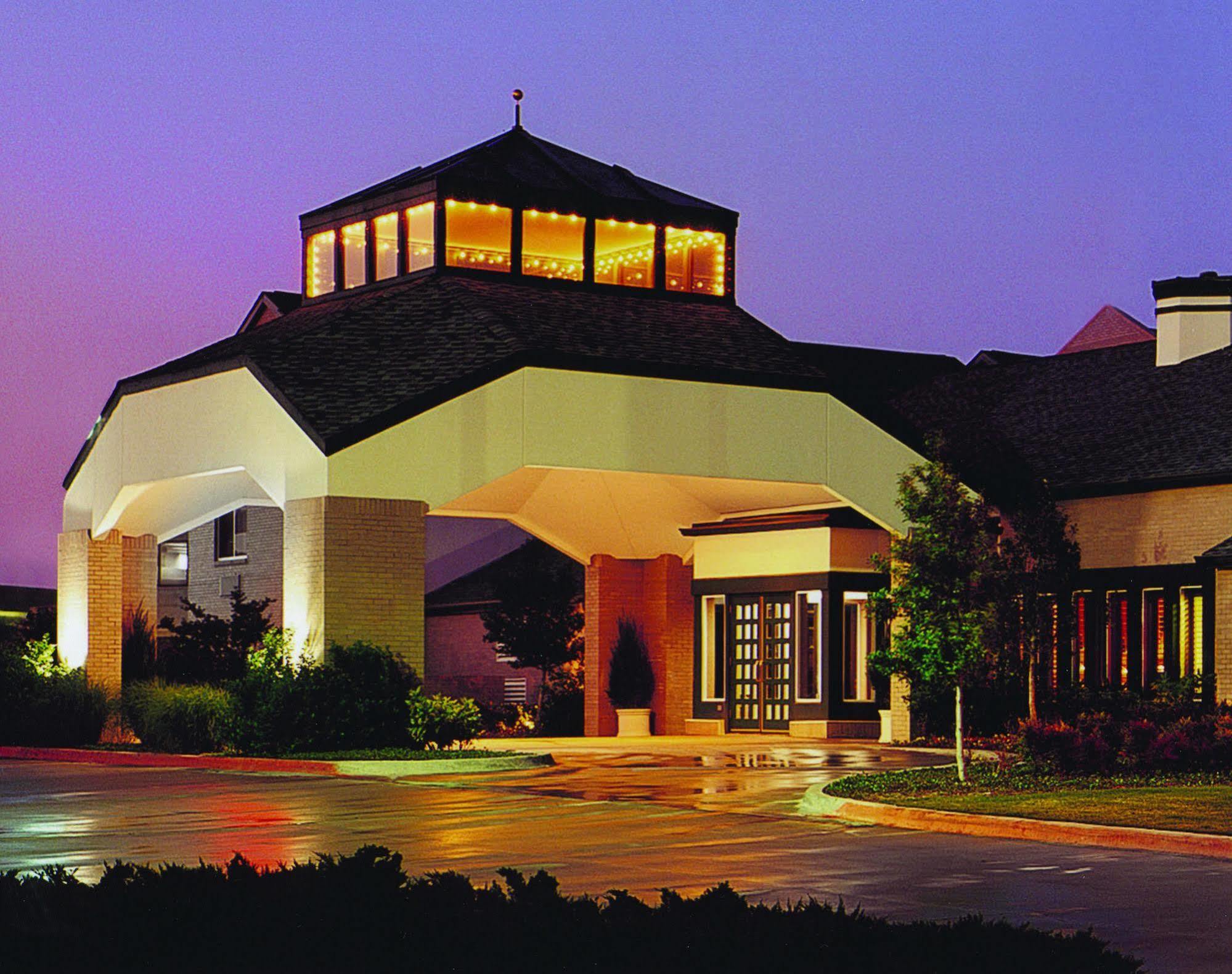 Endeavor Inn & Suites, Trademark Collection By Wyndham Topeka Exterior photo